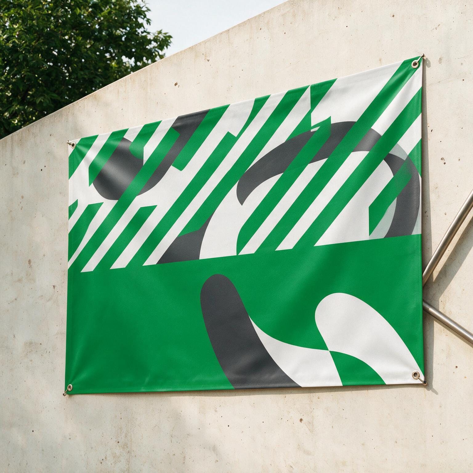 PVC-Banner mit Metallösen und grün-weißem Motiv an einer Betonwand