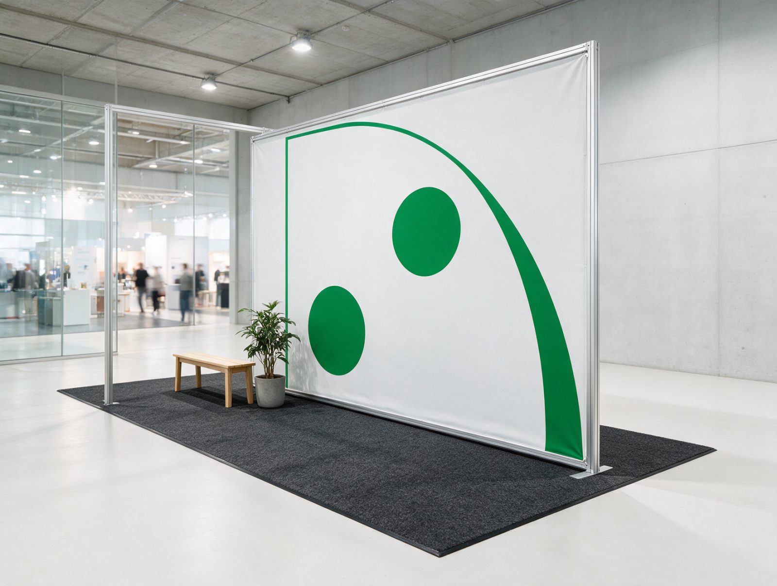 Messestand mit textilbespannter Rückwand im Aluminiumrahmen auf anthrazitfarbenem Teppichboden