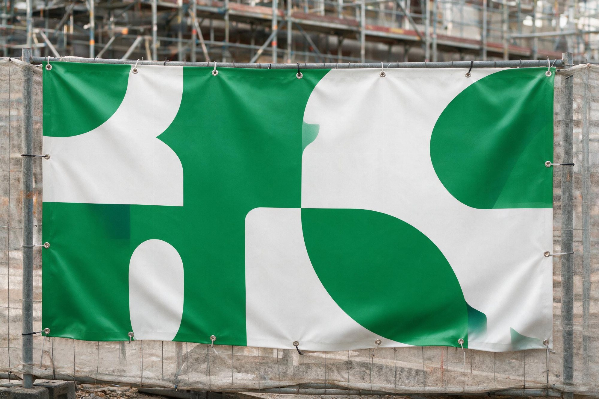 PVC-Banner mit Ösen und Kabelbindern am Bauzaun