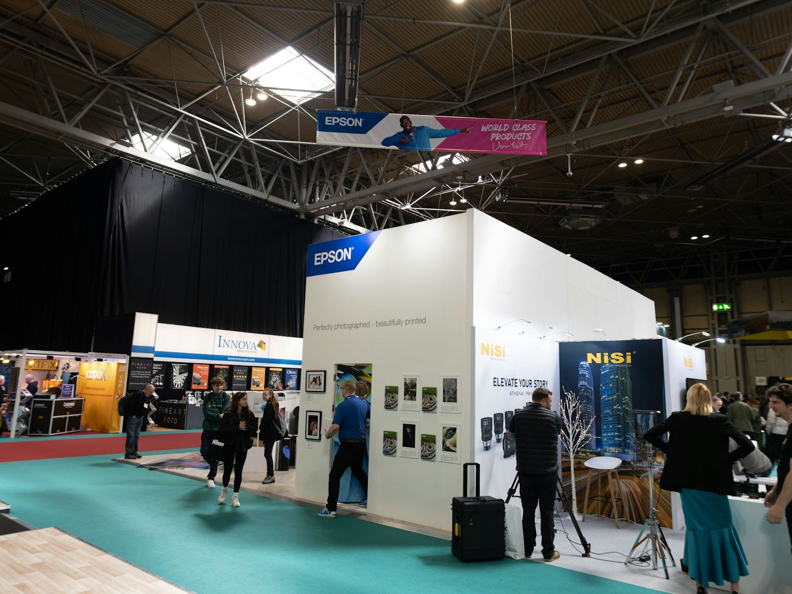 Messestand auf türkisfarbenem Teppichboden in einer Ausstellungshalle