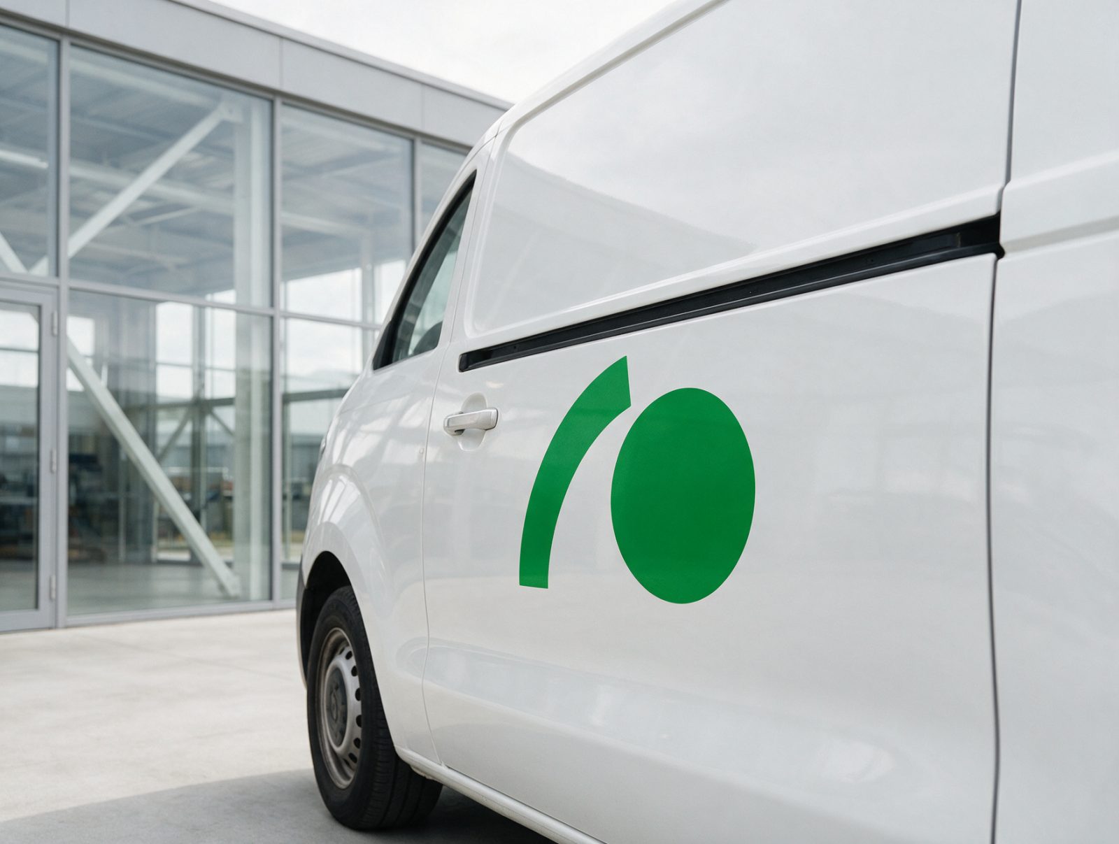 Fahrzeugtür mit geplotteter grüner Beschriftung, die Lackfläche daneben bleibt frei